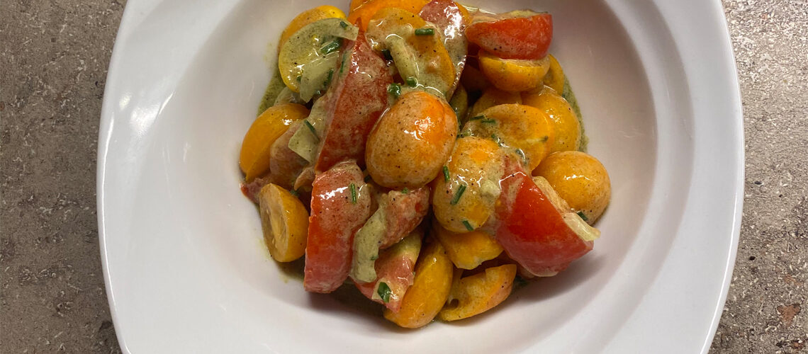 Tomatensalat mit Sahne Zitronen Kräuter Dressing | selbst-gekocht.at